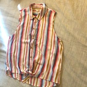 Sleeveless blouse with collar
